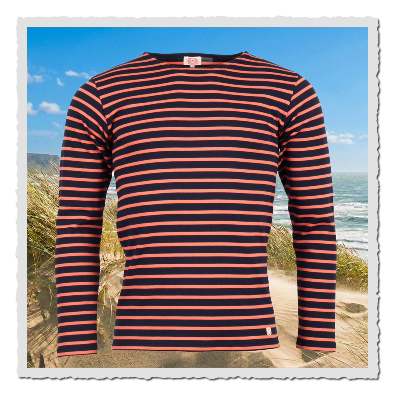 Armor Lux Matrosen-Shirt navy coral - freigestellt vor Dünen- und Meereslandschaft